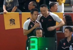 智慧体育科技雄鹿队季后赛出局，主帅宣布引咎辞职，点击标准看到因为在线解决客户.